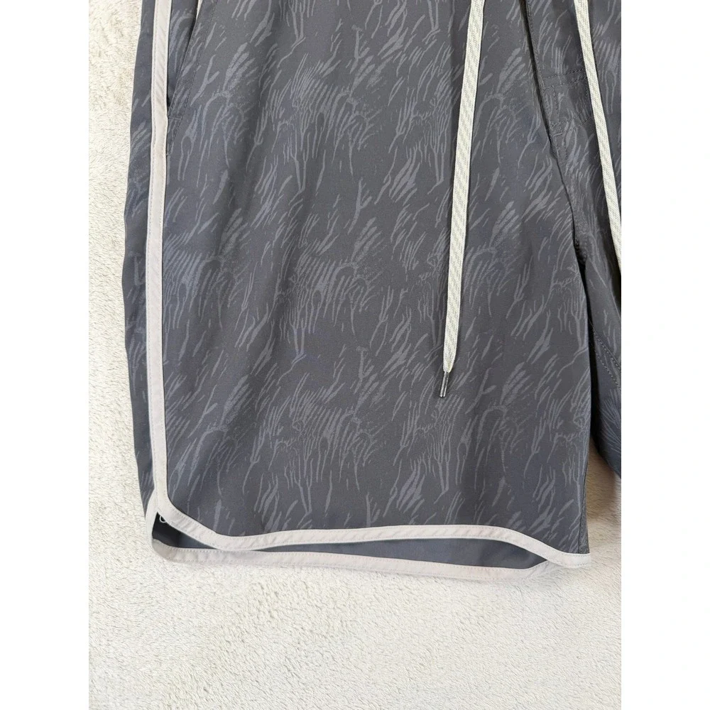 Vuori Cruise Boardshorts Mens Charcoal Grey Abstract Print Swim Trunks V314
